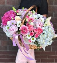 Композиция солнечный день в Квашенки Цветочная композиция из Розы, Хризантемы, Пионы и Лизиантусы в корзине в Квашенки