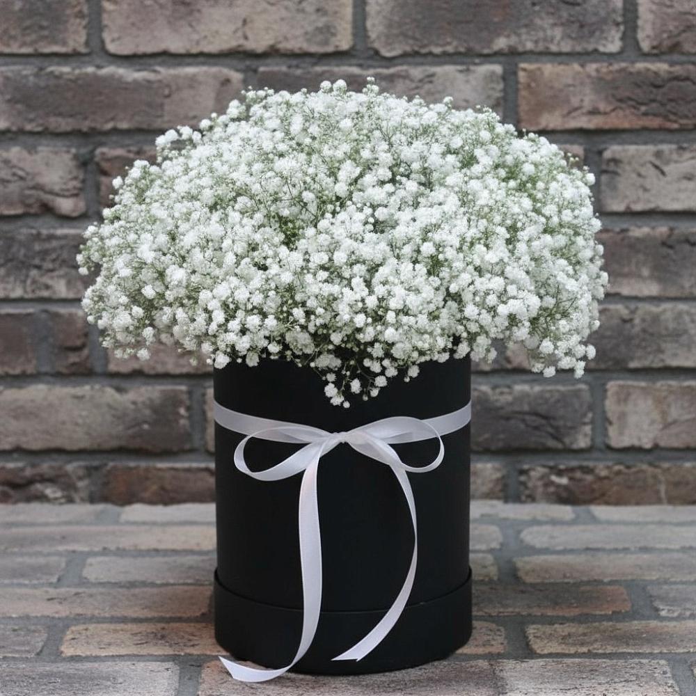 Цветочная композиция из Гипсофила в шляпной коробке в Квашенки