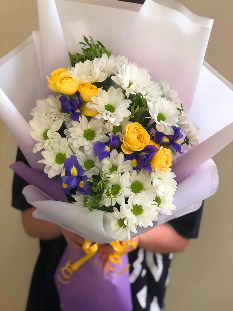 Букет цветов из: Ирисы, Хризантемы и Розы в Квашенки