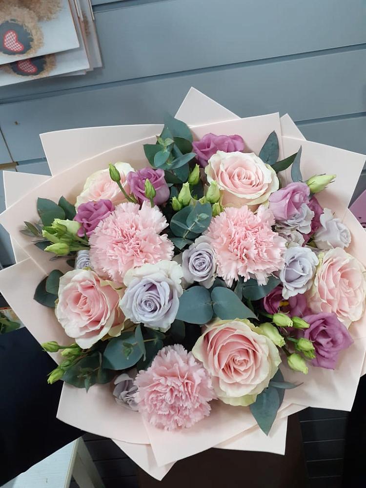 Букет цветов из: Розы, Гвоздики и Лизиантусы в Квашенки